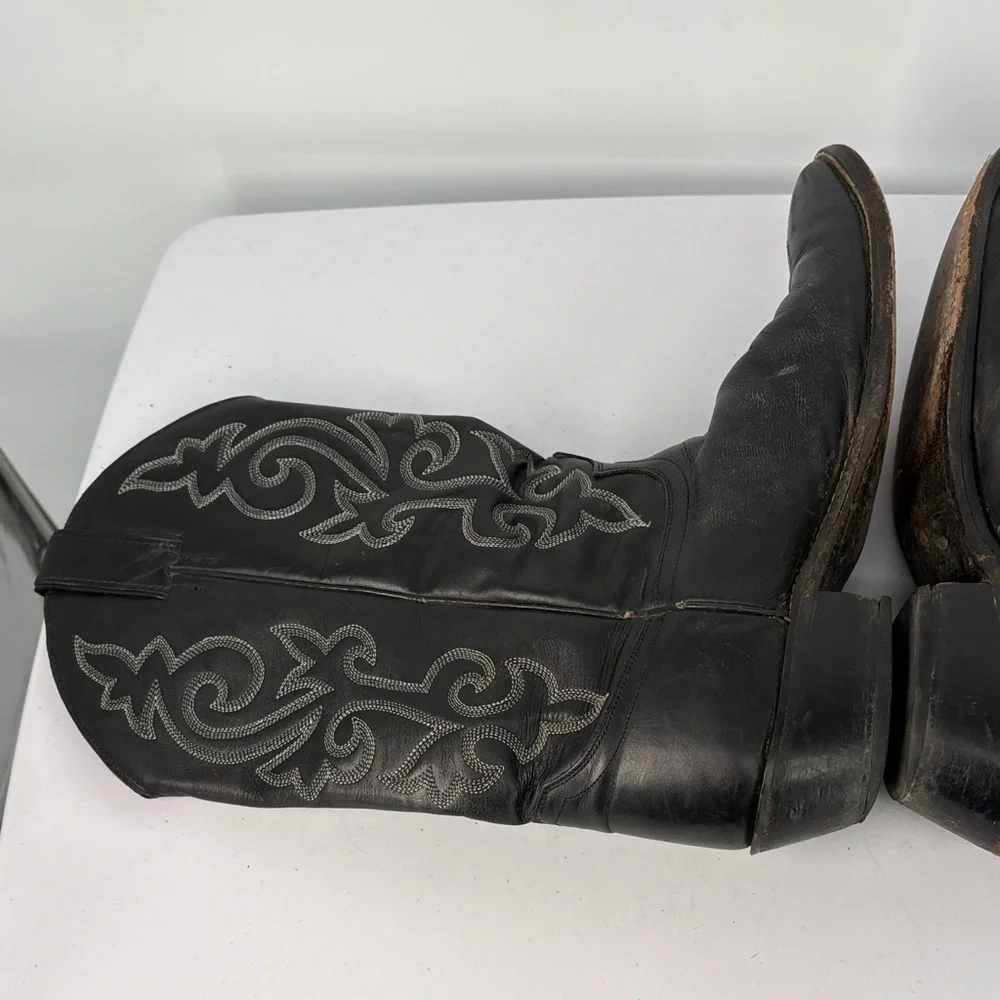 🍎 Justin Boots Black Embroidered pointed toe Boots